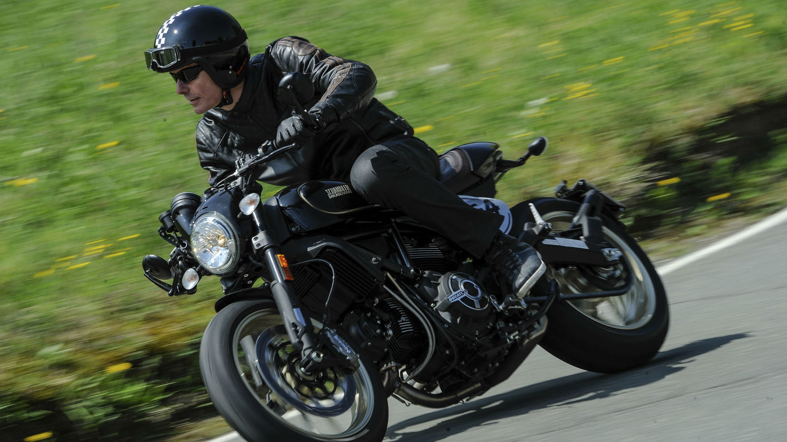 Ducati Scrambler Café Racer (2017) review